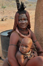 Himba | Himba woman and baby | Image via Pinterest