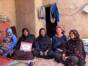 Ineka Hemmiga and the Tuareg | Ineka and members of the Tamanrasset Womens association| Ineka Hemmiga