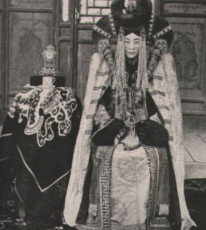 Mongolian clothing | Khulka woman | Image via Wikipedia