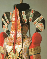 Mongolian clothing | Khulkha woman | Photo via Ethnoworld