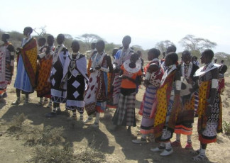 Maasai-women-with-beaded-collars-and-cotton-cloth-1