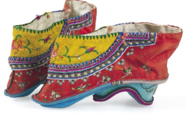 Footbinding | Antique silk footbinding shoes | Photo Upper Austrian Provincial Museum