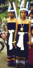 Mamuli | Sumanese girls wearing Malumi | Photo Mark A Johnson