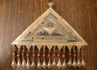 Niello | Uzbek pendant with Niello | Photo Howah Chen