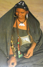Asrou n Swoul | Tuareg Woman | Photo Carol Beckwith / Angela Fisher