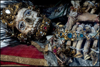 Catacombs Saints | Bejewelled Skeleton | Photo Paul Koudounaris