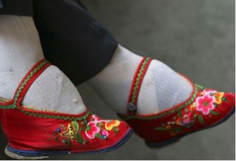 Footbinding | Antique silk footbinding shoes | Photo Unkown