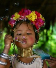 Kayan People | Kayan girl dressed to meet tourists | Photo Mae Hong Son