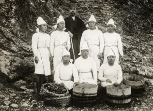pearl-divers-and-baskets