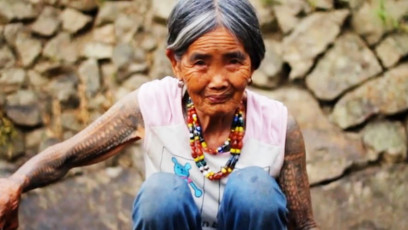 whang-Od-showing-her-tattoos