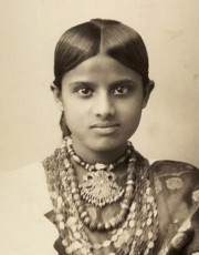 The Betel Nut | Sinhalese woman wearing an abherunda pakshaya pendant | Photo via Michael Backman Ltd