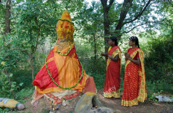 picture-3-two-women-worshipping-snakes-at-an-anthill-in-tamil-nadu