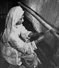 A-woman-of-Zemmour-weaving-Photo-Credit-TROPENMUSEUM